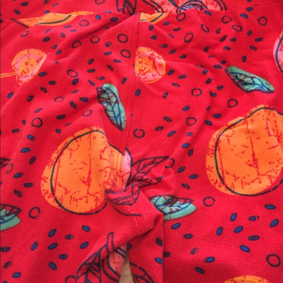 LULAROE RED FRUIT INSPIRED ONE SIZE LEGGINGS - Picture 4 of 5